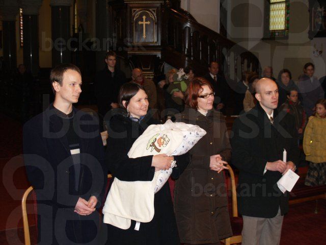 Hlavní aktéri - Miško Kadera so svojími rodičmi a krstnými rodičmi