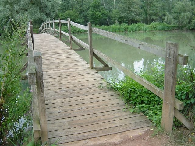 Mostík v taize - most cez riečku v záhradách taize
