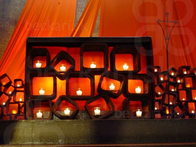 Oltár v Taize - Sviečkami osvetlený oltár v chráme v Taize