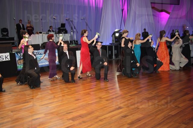 Polonéza na plese - Spoločný tanec blumentálskeho zboru Béčkari a Jezuitského zboru Chorus Salvatoris.