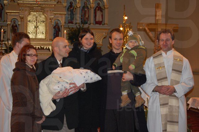 Spomienková fotka - Miško, rodičia, krstní a celebranti 
