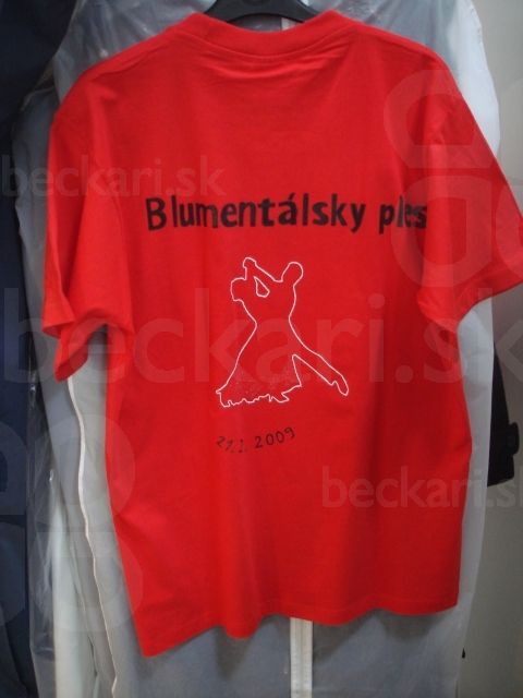 tričko blumentálsky ples - Gabika nakreslila na ples tričko s nápisom Blumentálsky ples, 21.2.2009 a logom dvoch tanečníkov